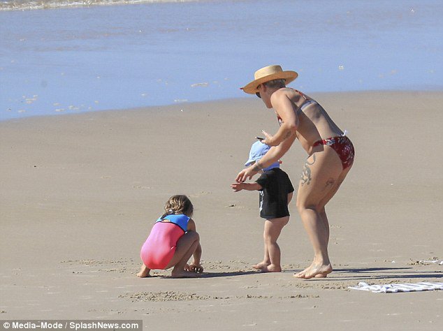 Самая красивая женщина наконец-то показала тело без фотошопа Самая красивая женщина наконец-то показала тело без фотошопа