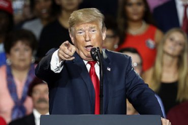 Трамп перепутал цвета американского флага Трамп перепутал цвета американского флага