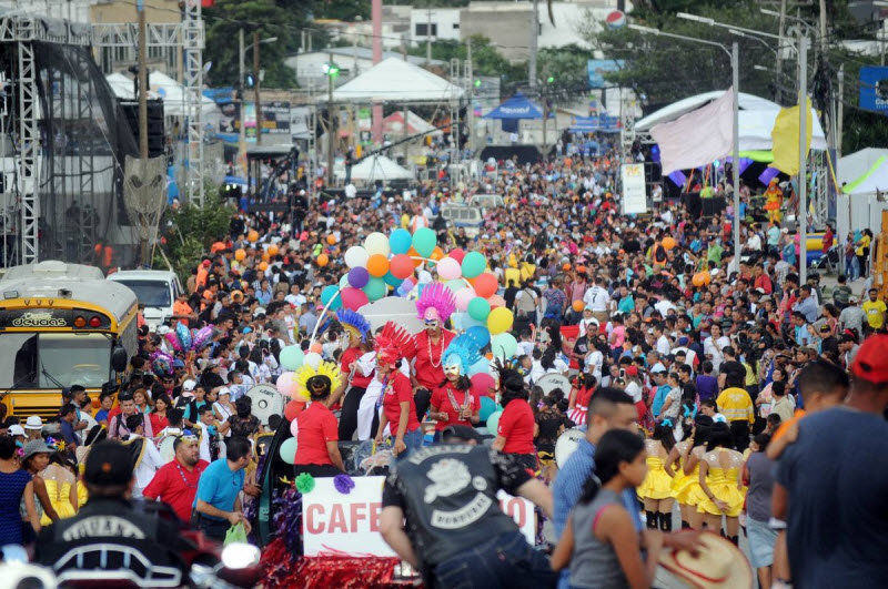 Красочный карнавал в честь 440-летия Тегусигальпа. ФОТО