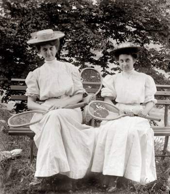 Так выглядели женские головные уборы сто лет назад. Фото