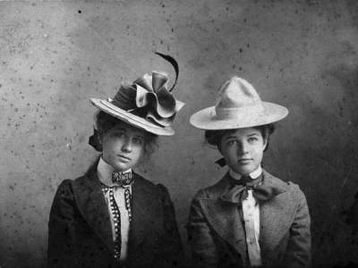 Так выглядели женские головные уборы сто лет назад. Фото