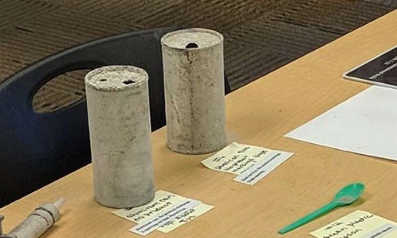 Гейзер в Йеллоустоунском парке выплюнул всю гадость, выброшенную в него туристами за десятилетия Гейзер в Йеллоустоунском парке выплюнул всю гадость, выброшенную в него туристами за десятилетия