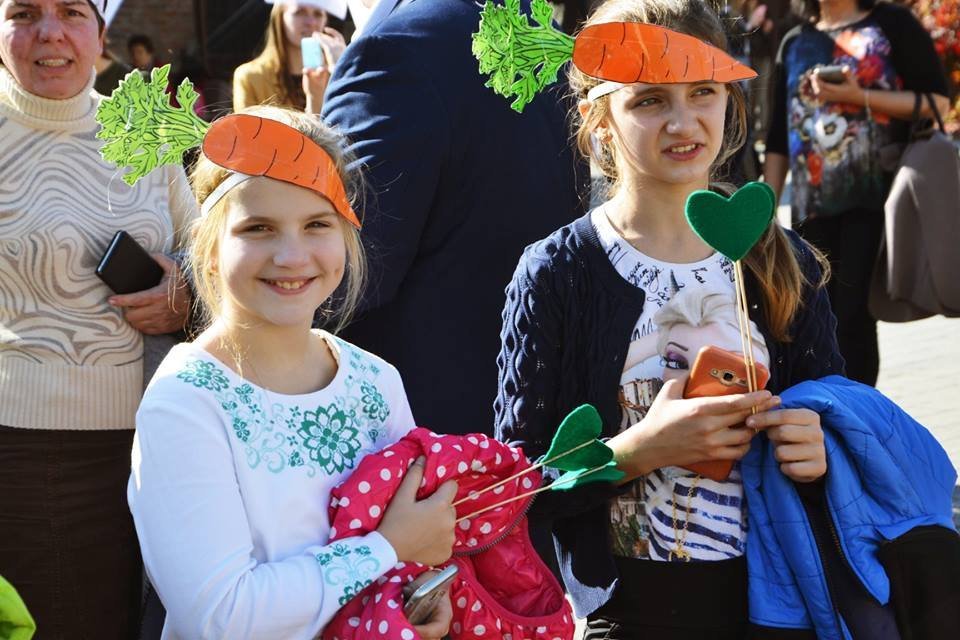 ''Это точно филе на голове?'' Рекордная акция с детьми в Ивано-Франковске вызвала недоумение украинцев