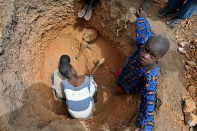 Тяжелый процесс ручной добычи песка в Мали. Фото