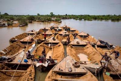 Тяжелый процесс ручной добычи песка в Мали. Фото