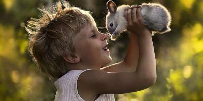Дружба животных и детей в потешных снимках