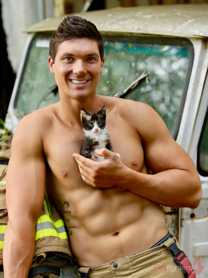 Австралийские пожарные снялись с животными для календаря 2019 
