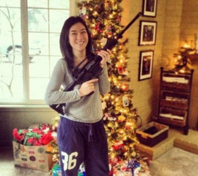 Американцы позируют с оружием, подаренным им на Рождество