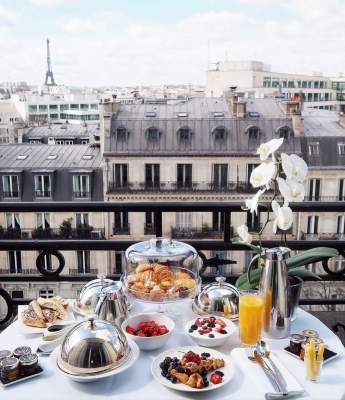 Люди делятся снимками завтраков в самых красивых местах в мире. Фото