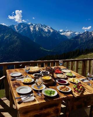 Люди делятся снимками завтраков в самых красивых местах в мире. Фото