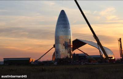 Так выглядит процесс сборки самой большой ракеты Маска. Фото