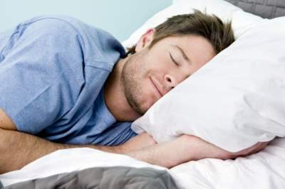 Врачи назвали преимущества сна в разных позах