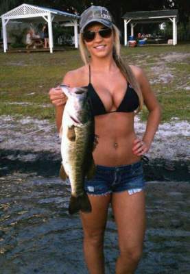 Очаровательные девушки, обожающие рыбалку. Фото