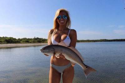 Очаровательные девушки, обожающие рыбалку. Фото