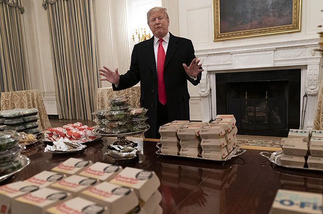 На фото Трампа с гамбургерами заметили подвох, в сети смеются