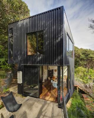 Необычный черный дом, построенный в Новой Зеландии. Фото