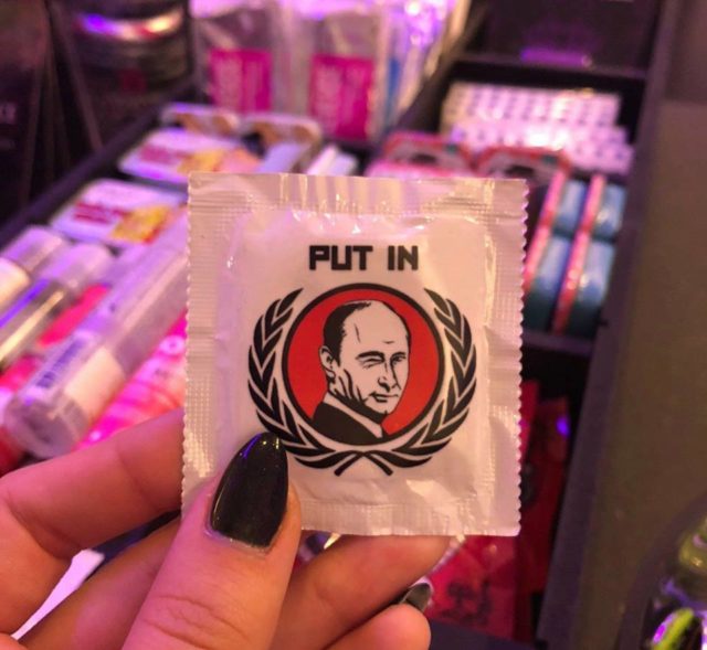 Фото президента России напечатали на презервативе