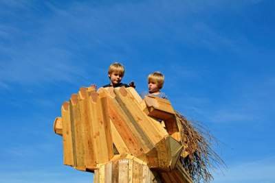 Гигантские деревянные скульптуры от датского мастера. Фото