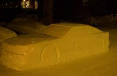 Канадец слепил снежный автомобиль, но попал в руки полиции