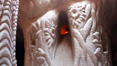 Скульптор превратил скалу в красивую пещеру. Фото