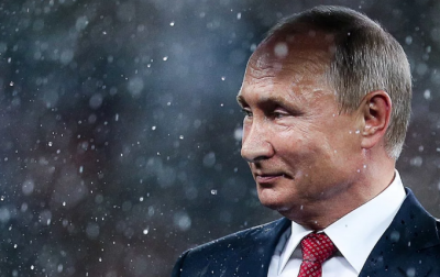 В Сети высмеяли Путина, отправившегося на кладбище