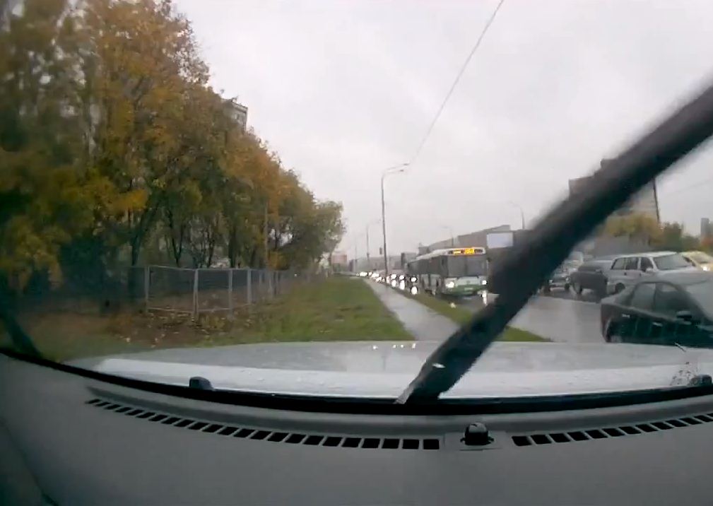 Московский мажор выкладывает на Youtube, как "гоняет" на машине без правил 
