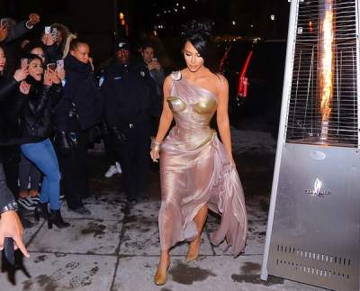 Ким Кардашьян в 20-градусный мороз вырядилась в "голое" платье