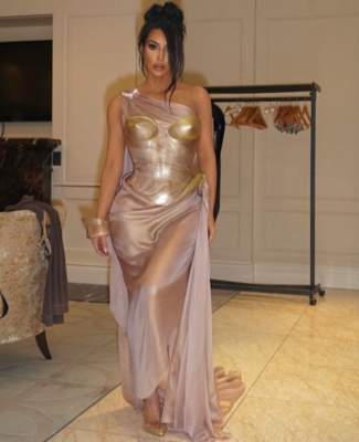 Ким Кардашьян вышла в свет, надев необычное полупрозрачное платье