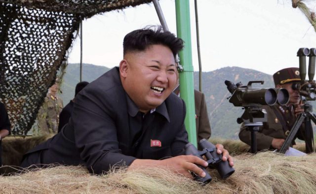 Соцсети высмеяли толпу охранников Ким Чен Ына. ФОТО