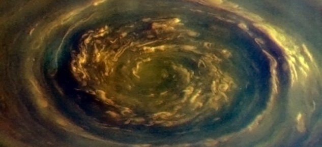 Опубликованы фотоснимки урагана на Сатурне