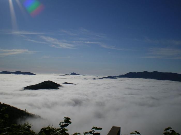 Терраса на вершине горы над облаками