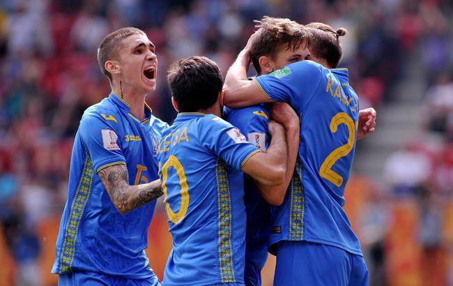 Украинские футболисты сорвали пресс-конференцию тренера фонтаном шампанского. ВИДЕО Украинские футболисты сорвали пресс-конференцию тренера фонтаном шампанского. ВИДЕО