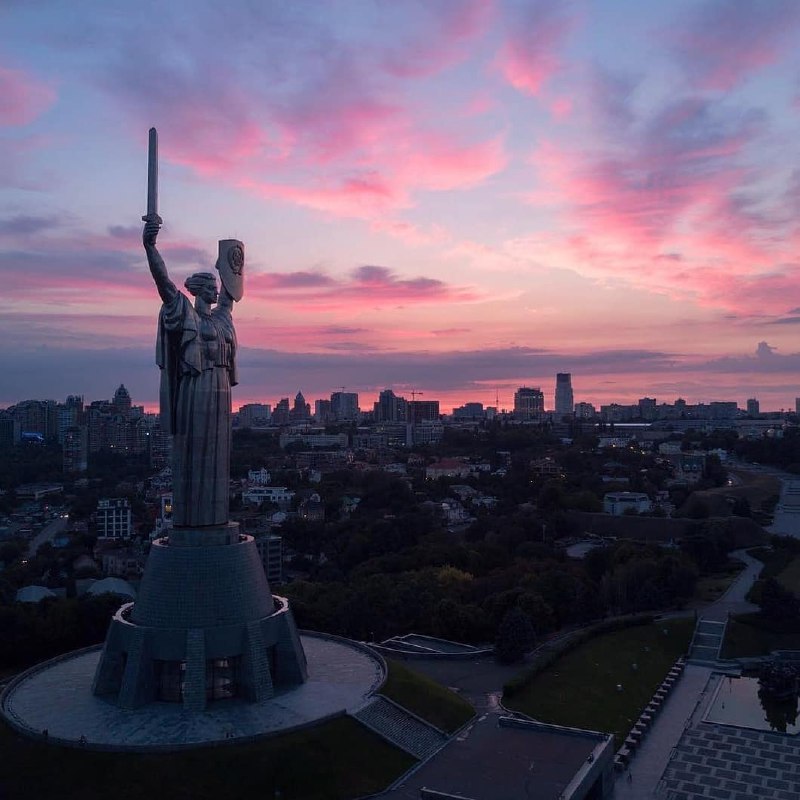 Девчачье небо над Киевом... girls power! Фото: @insta_kiev_ua
