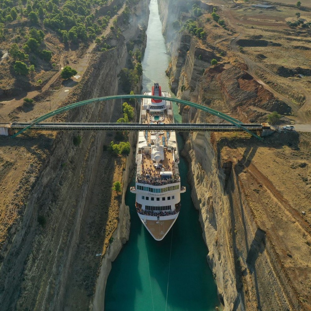 Большой круизный корабль протискивается по узкому каналу в Греции