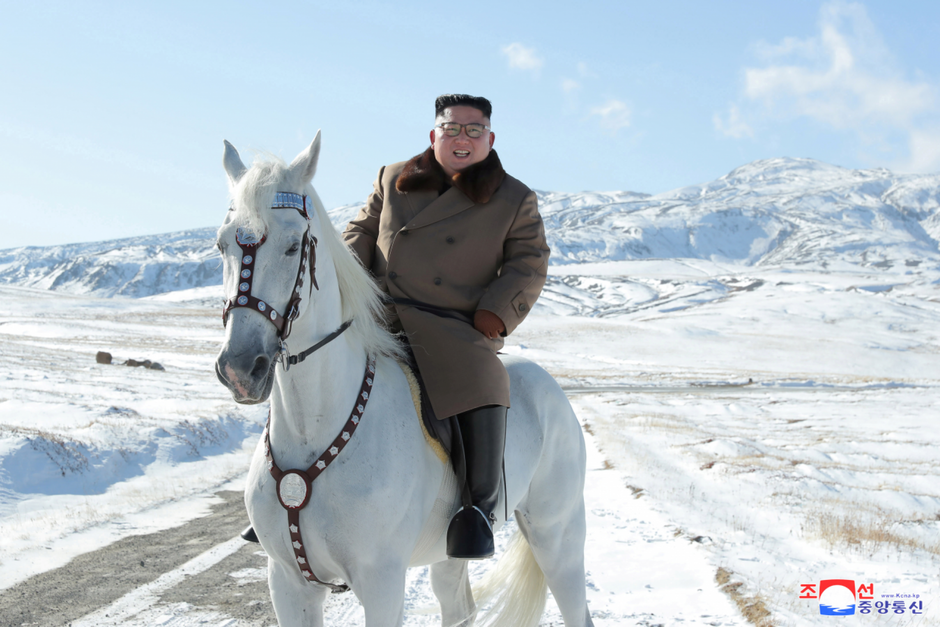 Ким Чен Ын насмешил нелепой фотосессией