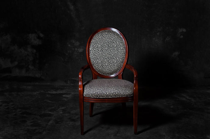 Фотограф представил стулья как людей
