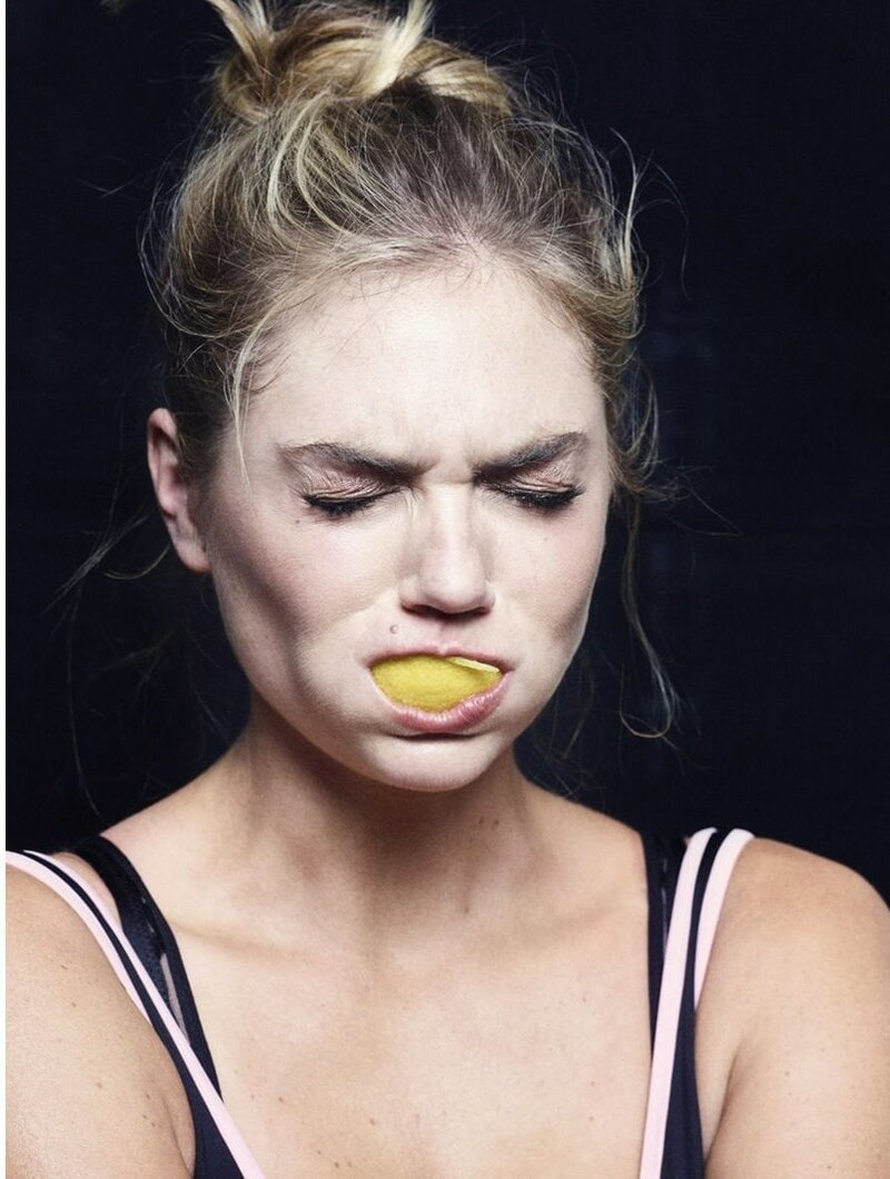 Моделей попросили съесть дольку лимона для фотопроекта