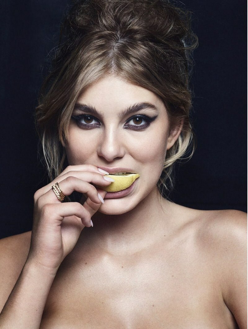 Моделей попросили съесть дольку лимона для фотопроекта