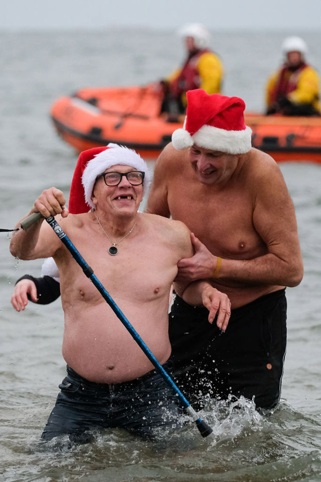 Рождественские &quot;моржи&quot; и &quot;пингвины&quot;: благотворительный заплыв-карнавал в Англии. Фоторепортаж