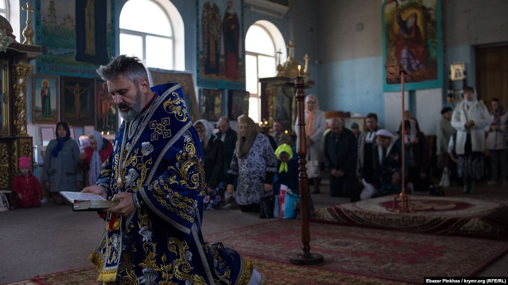 Архиепископ Климент возглавляет богослужение в честь праздника Покрова в Кафедральном соборе Владимира и Ольги Православной церкви Украины в Симферополе, 14 октября