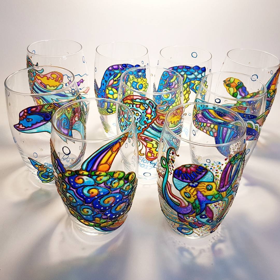 Жизнерадостные рисунки на стеклянной посуде, украшенные киевской художницей (Фото)