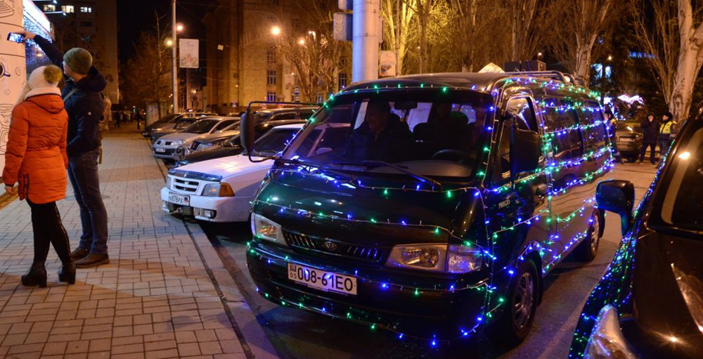 В «ДНР»: По Донецку ездят новогодние автомобили. ВИДЕО