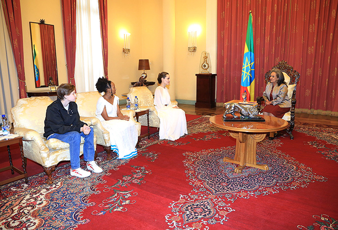 Однажды в Эфиопии: Анджелина Джоли с дочерьми Шайло и Захарой на встрече с президентом страны. ФОТО