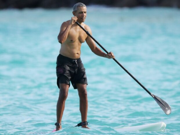 В сеть попали курьезные снимки Барака Обамы во время серфинга на Гавайях. ФОТО