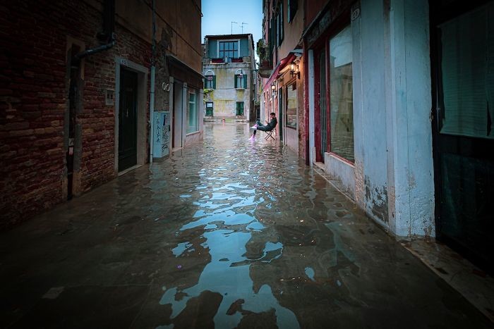Фотограф провел день в затопленной Венеции, чтобы показать город с необычной стороны. ФОТО