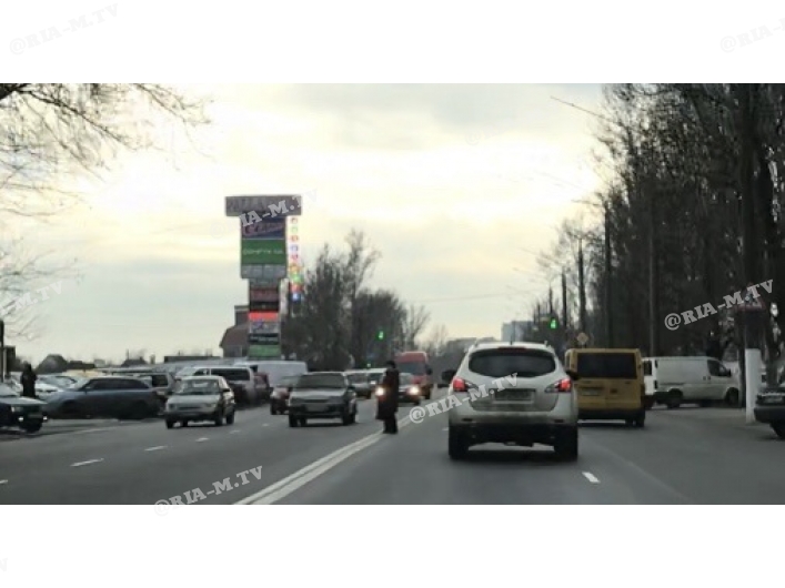 Бесстрашные — как в Мелитополе пешеходы дорогу переходят. ВИДЕО
