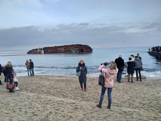 В Одессе затонувший танкер стал местом для фотосессий. ФОТО