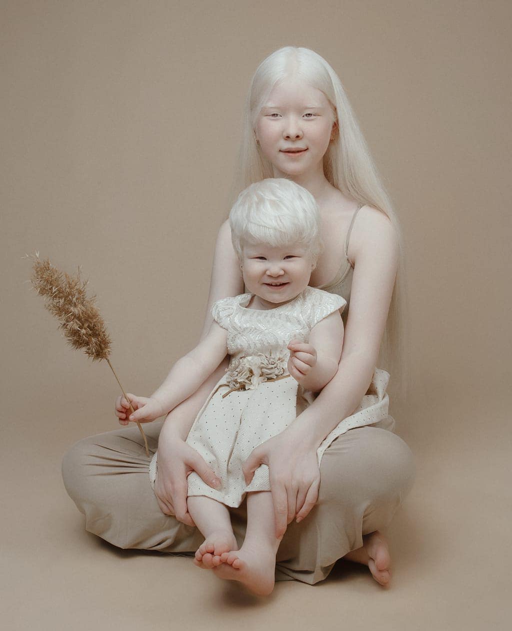 Сёстры-альбиносы родились с разницей в 12 лет и покорили мир моды своей уникальностью необычной внешностью. ФОТО