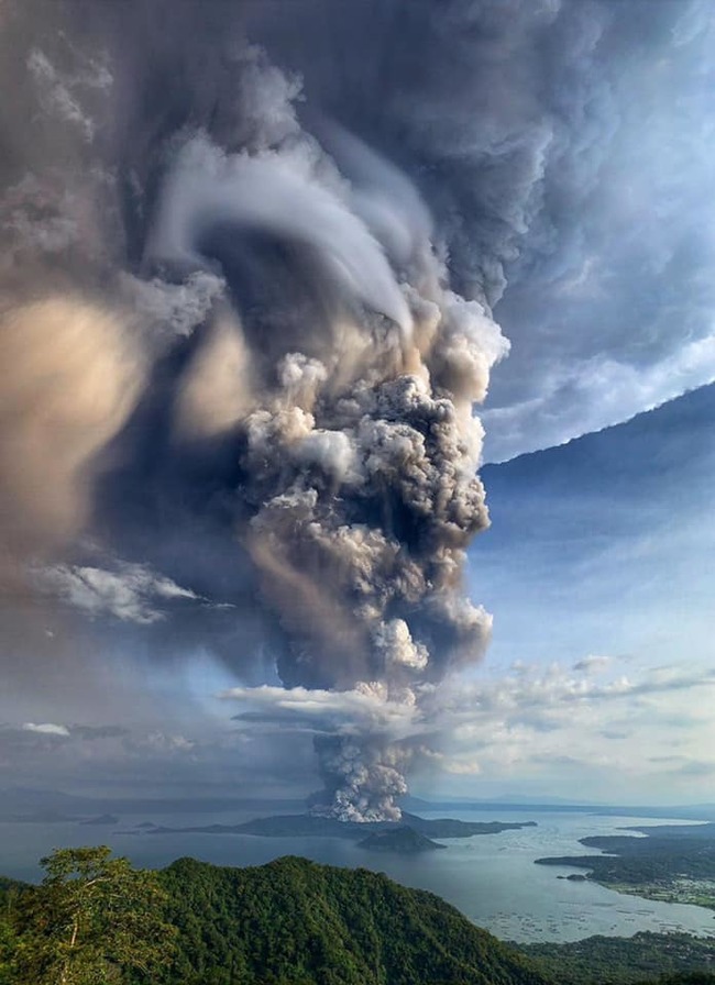 Сеть впечатлил свадебный снимок, сделанный на фоне извержения вулкана. ФОТО