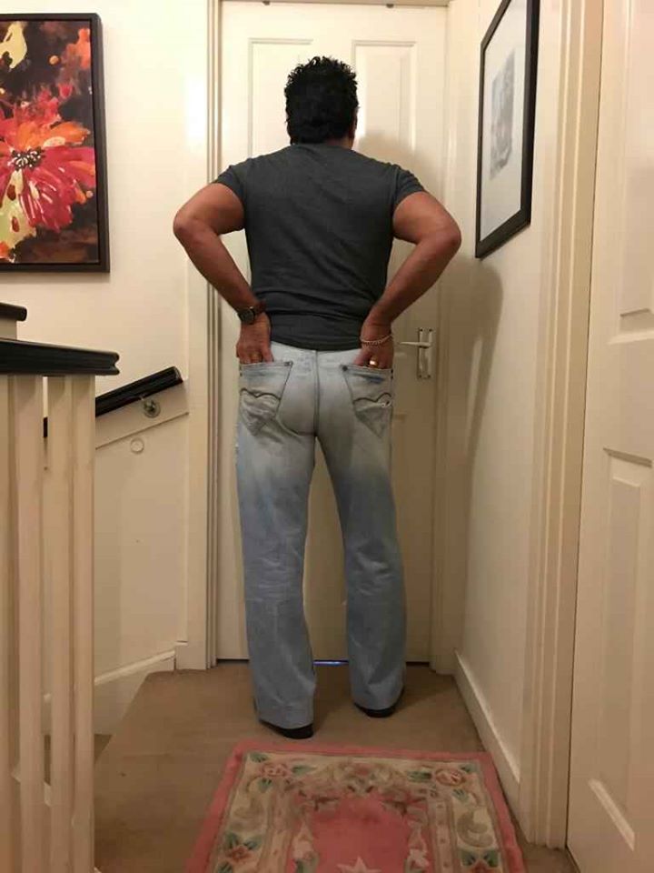 Мужчина решил продать джинсы и устроил им фотосессию. Но только кажется, что рекламирует он не штаны, а себя. ФОТО